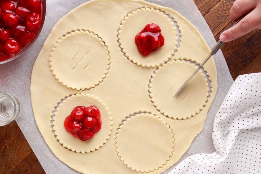 cutting slits in pie crust