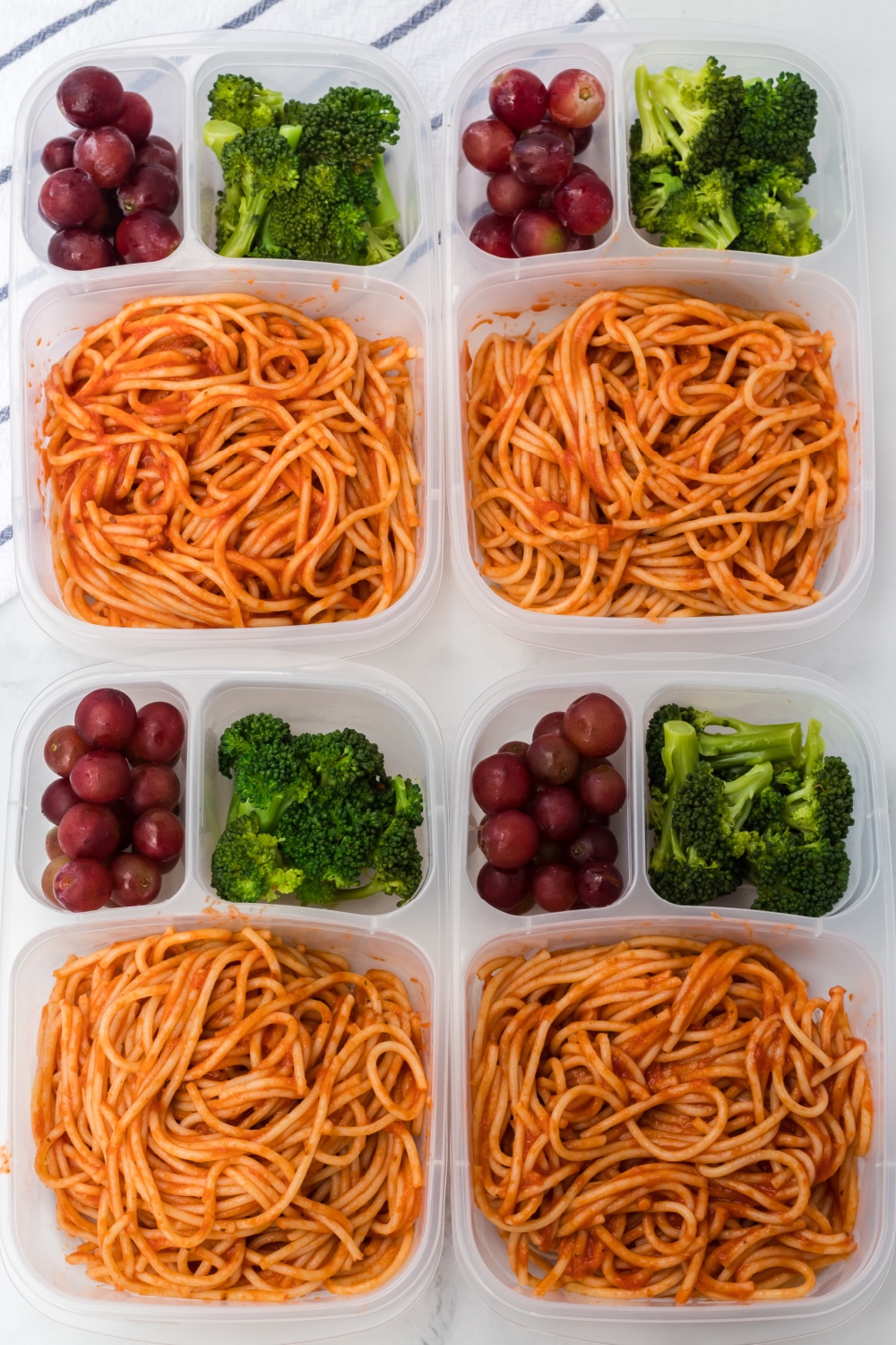 With this Spaghetti Easy Lunchbox Idea, your kid – or you – can enjoy a delicious spaghetti dinner for a fun school or work lunch. via @familyfresh